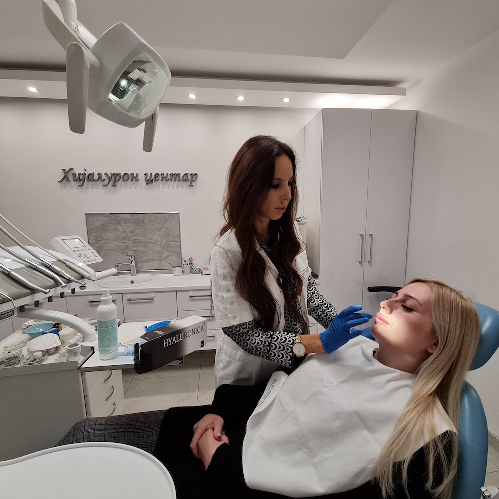 Applying hyaluronic fillers to the lips